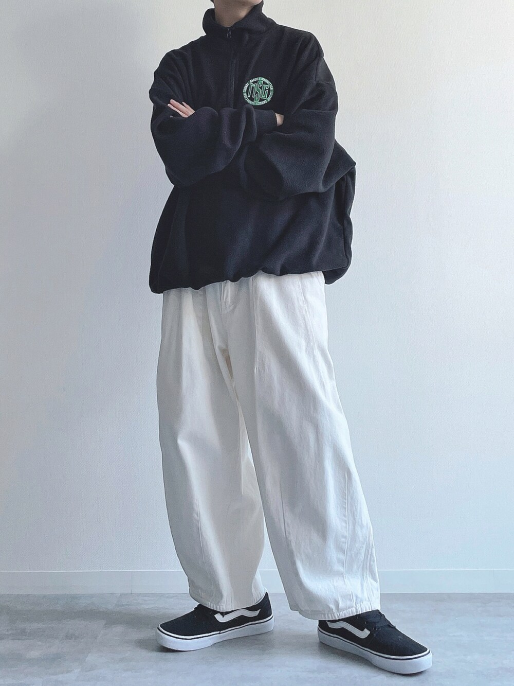 ブラック系のスウェット、ベージュ系のパンツ、ブラック系のスニーカーを着用したメンズの冬コーディネートの5枚目の写真