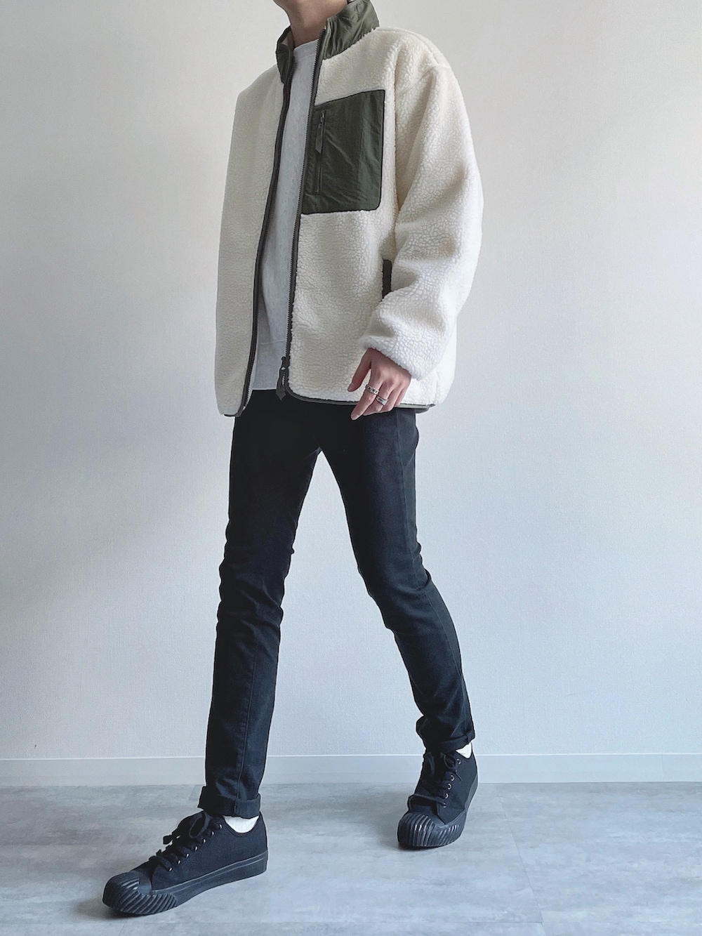 ホワイト系のジャケット/アウター、グレー系のトップス、ブラック系のパンツを着用したメンズの秋コーディネートの3枚目の写真