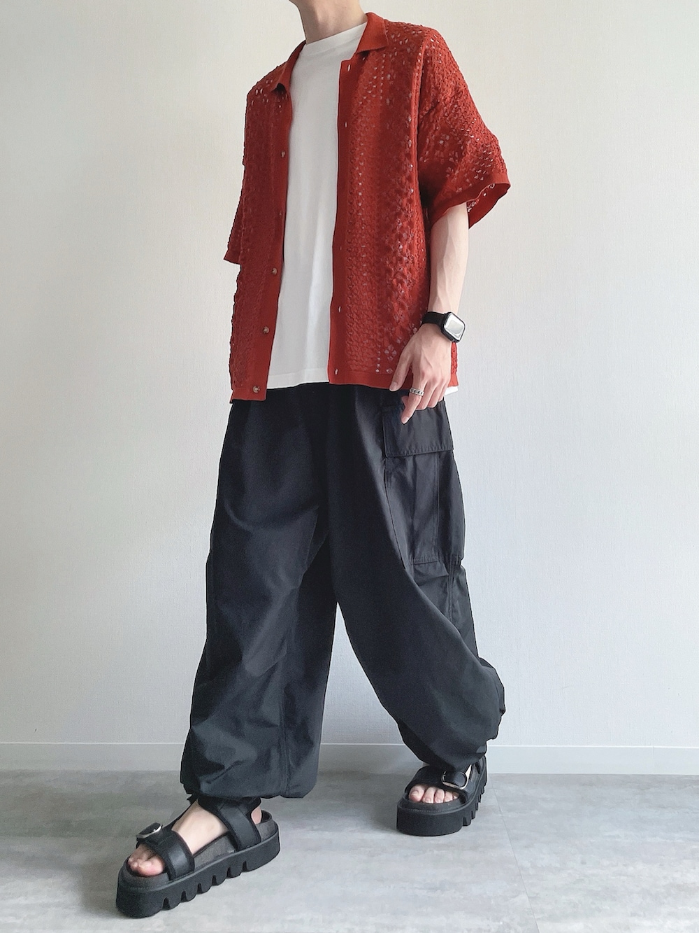 ブラウン系のシャツ/ブラウス、ホワイト系のTシャツ/カットソー、ブラック系のカーゴパンツを着用したメンズの夏コーディネートの5枚目の写真