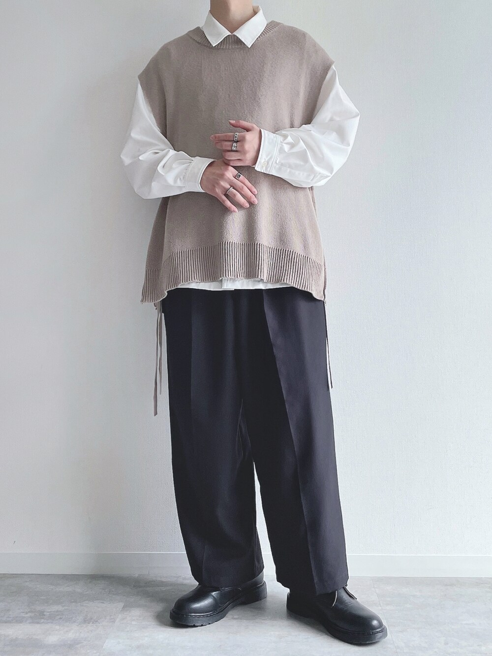 ベージュ系のベスト、ホワイト系のシャツ/ブラウス、ブラック系のスラックスを着用したメンズの秋コーディネートの5枚目の写真