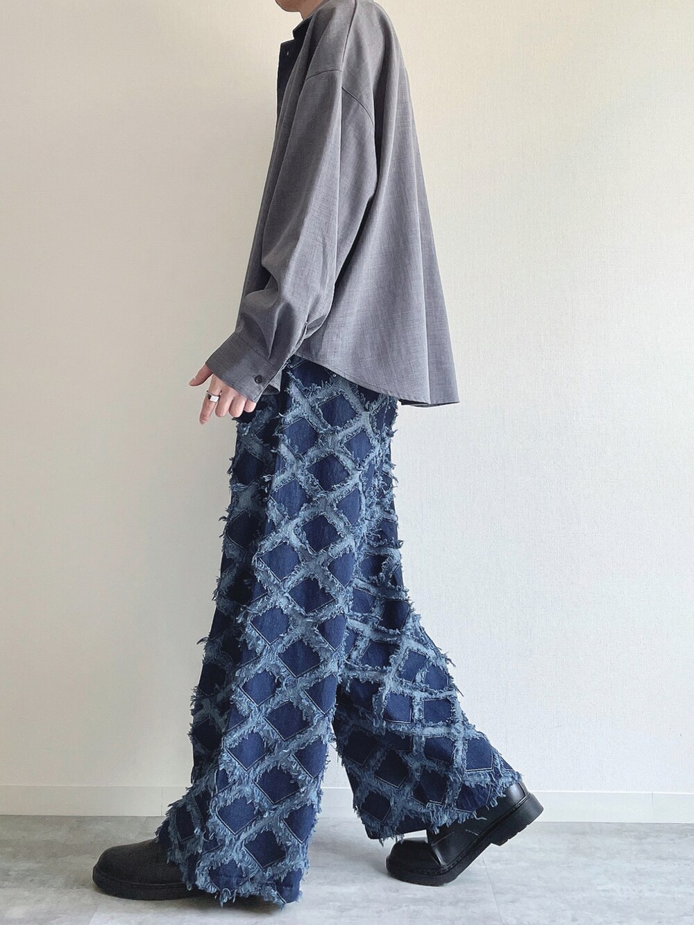 ブルー系のシャツ/ブラウス、ホワイト系のタンクトップ、ブルー系のデニムパンツを着用したメンズの春コーディネートの3枚目の写真