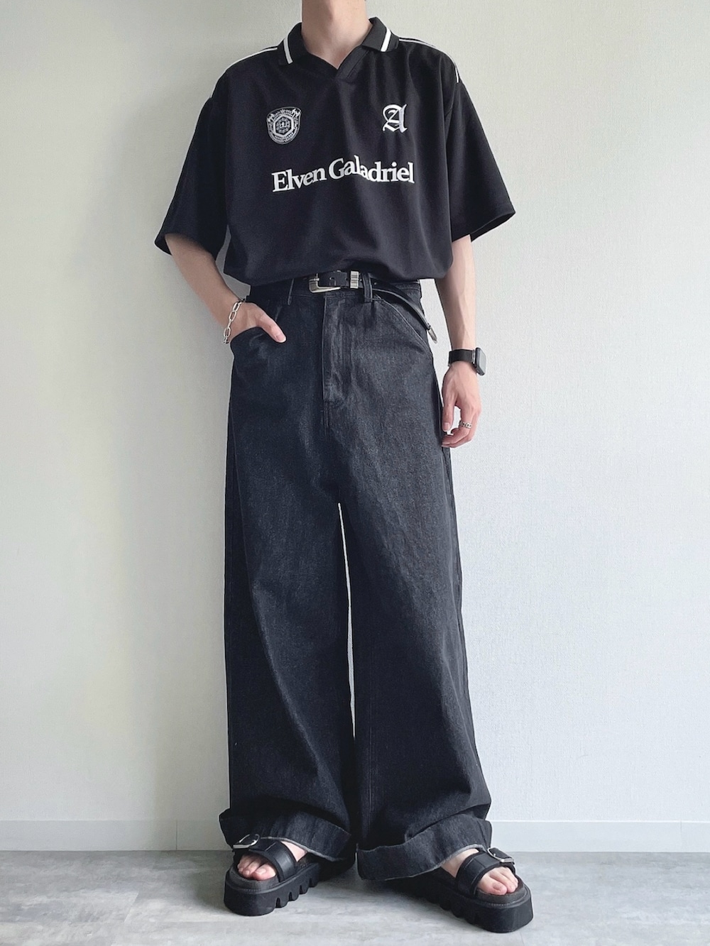 「夏コーデ、タックイン、モノトーン、韓国ファッション、きれいめカジュアル、ストリート、お出かけコーデ、テーマパークコーデ、デニム、ブラックコーデ、ゲームシャツ、ポロシャツ、デニムパンツ、ワイドパンツ、サンダル」｜「Alfred Alexの【Alfred Alex】ハニカムメッシュ ビッグゲームシャツ/サッカーシャツ（Tシャツ/カットソー、ブラック系）」を使った、KEITAさん（メンズ・170cm）の夏コーディネートの5枚目の写真