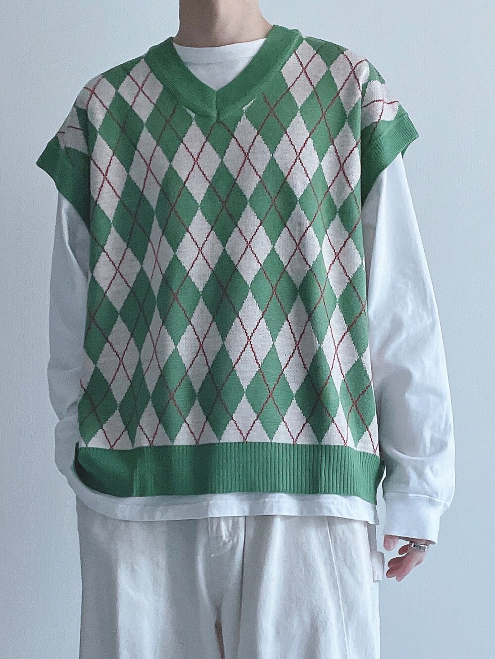 グリーン系のベスト、ホワイト系のTシャツ/カットソー、ベージュ系のパンツを着用したメンズの秋コーディネートの4枚目の写真