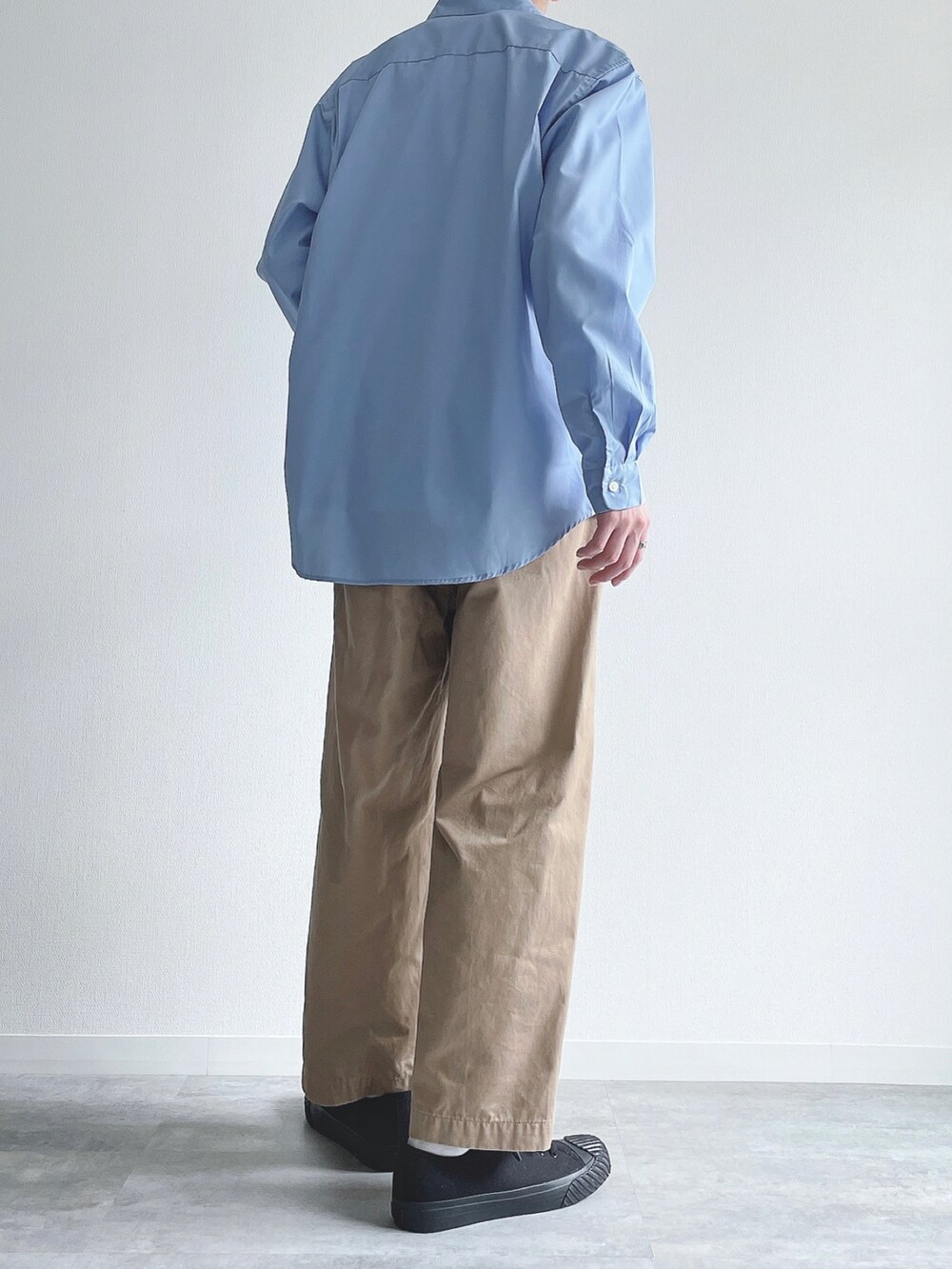 ブルー系のトップス、ベージュ系のその他パンツ、ブラック系のスニーカーを着用したメンズの春コーディネートの3枚目の写真