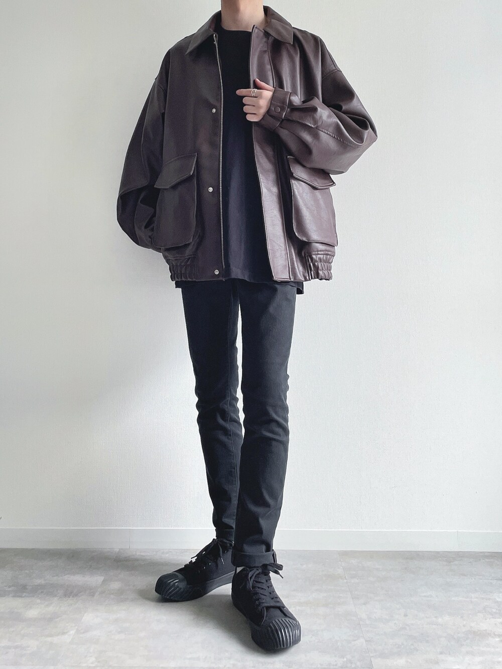 ブラウン系のブルゾン、ブラック系のTシャツ/カットソー、ブラック系のパンツを着用したメンズの冬コーディネートの5枚目の写真