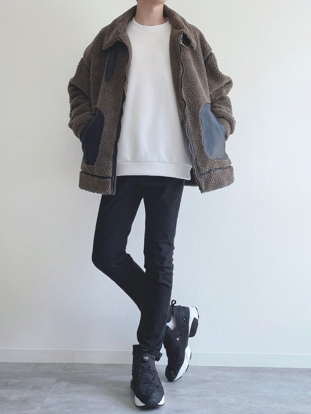ブラウン系のその他アウター、ホワイト系のトップス、ブラック系のパンツを着用したメンズの冬コーディネートの2枚目の写真