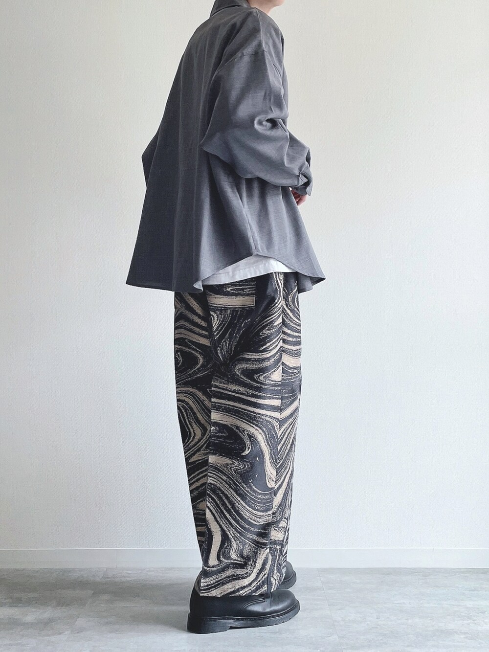 ブルー系のシャツ/ブラウス、ホワイト系のTシャツ/カットソー、ブルー系のその他パンツを着用したメンズの春コーディネートの4枚目の写真