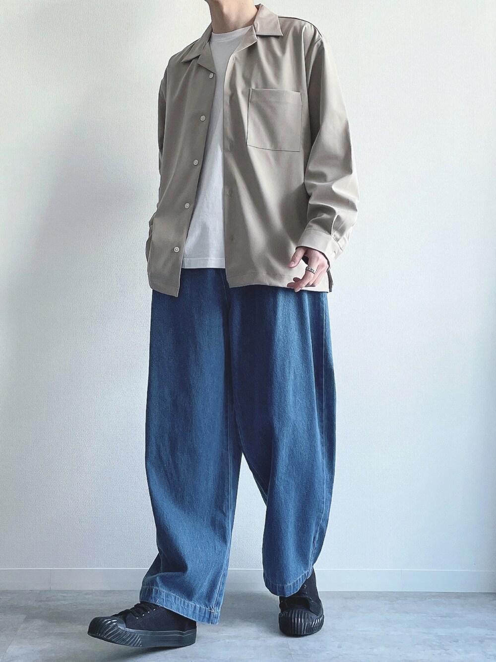 ベージュ系のトップス、ホワイト系のTシャツ/カットソー、ブルー系のデニムパンツを着用したメンズの春コーディネートの5枚目の写真