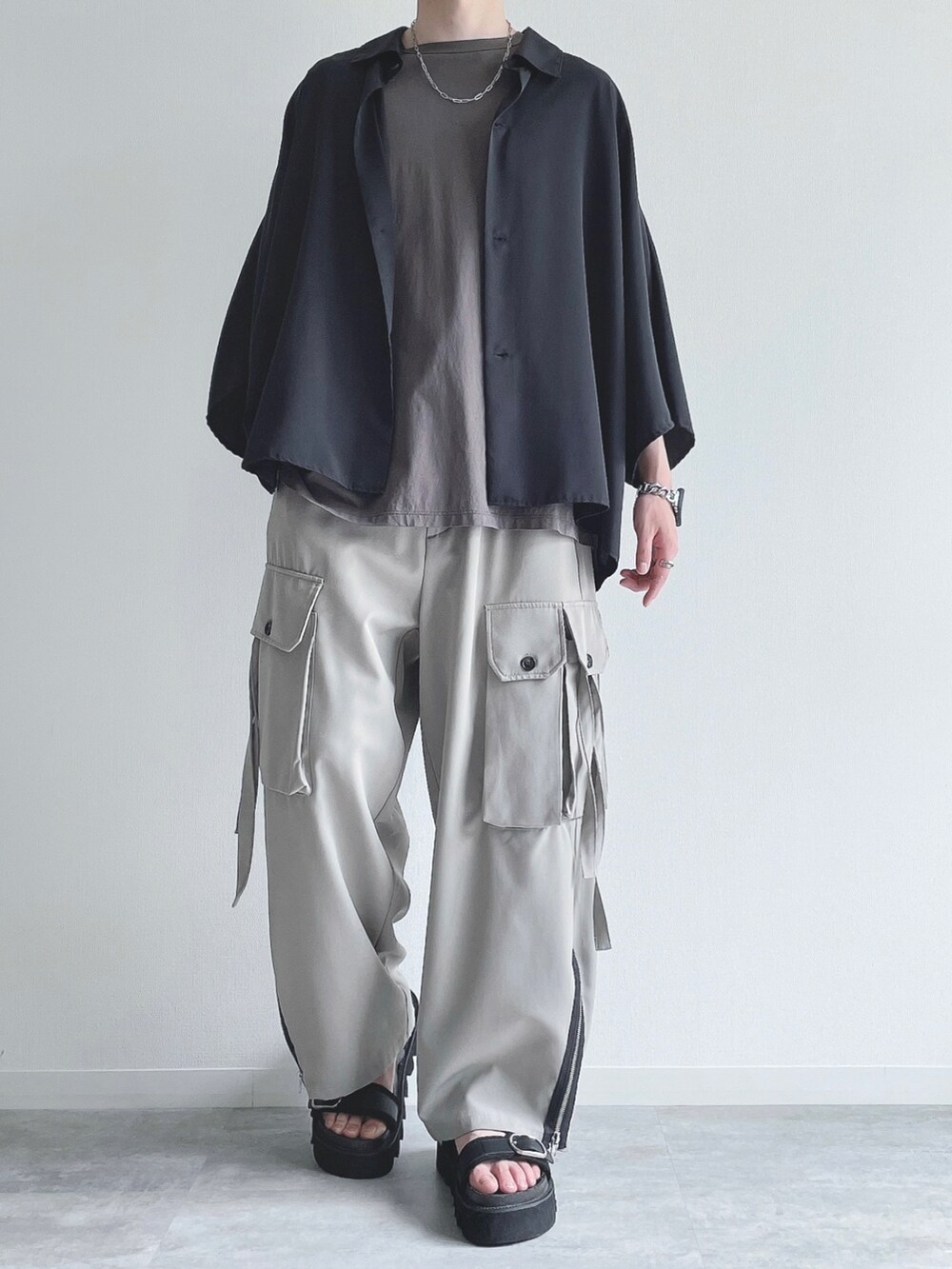 ブラック系のシャツ/ブラウス、グレー系のTシャツ/カットソー、グレー系のカーゴパンツを着用したメンズの夏コーディネートの2枚目の写真