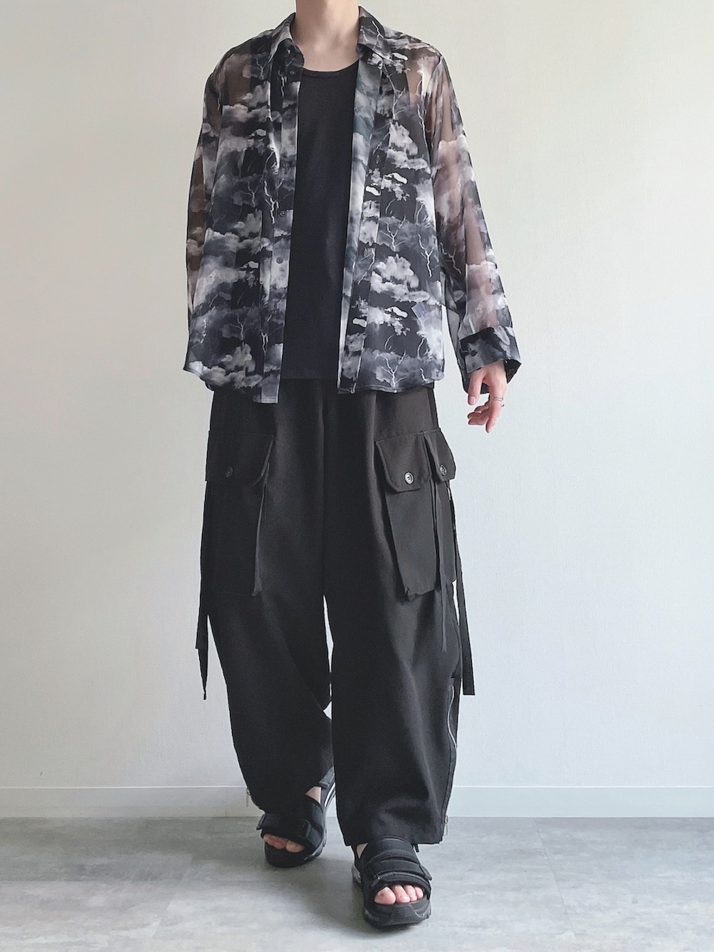 ブラック系のシャツ/ブラウス、ブラック系のタンクトップ、ブラック系のカーゴパンツを着用したメンズの夏コーディネートの2枚目の写真