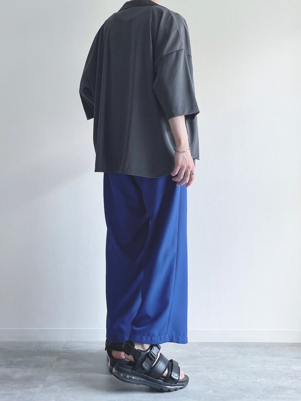 グレー系のシャツ/ブラウス、ホワイト系のタンクトップ、ブルー系のスラックスを着用したメンズの夏コーディネートの3枚目の写真