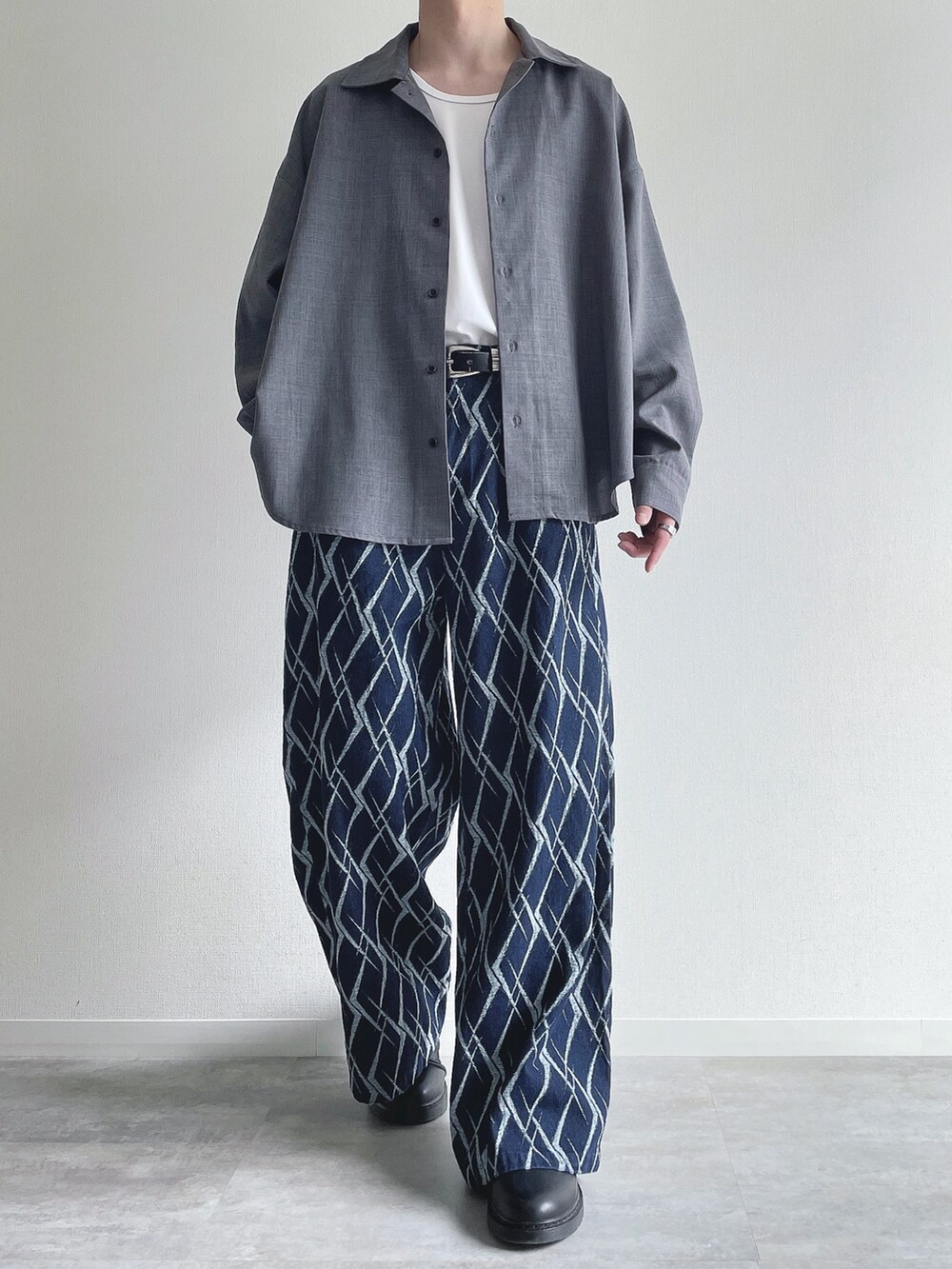 ブルー系のシャツ/ブラウス、ホワイト系のタンクトップ、ブルー系のデニムパンツを着用したメンズの春コーディネートの2枚目の写真