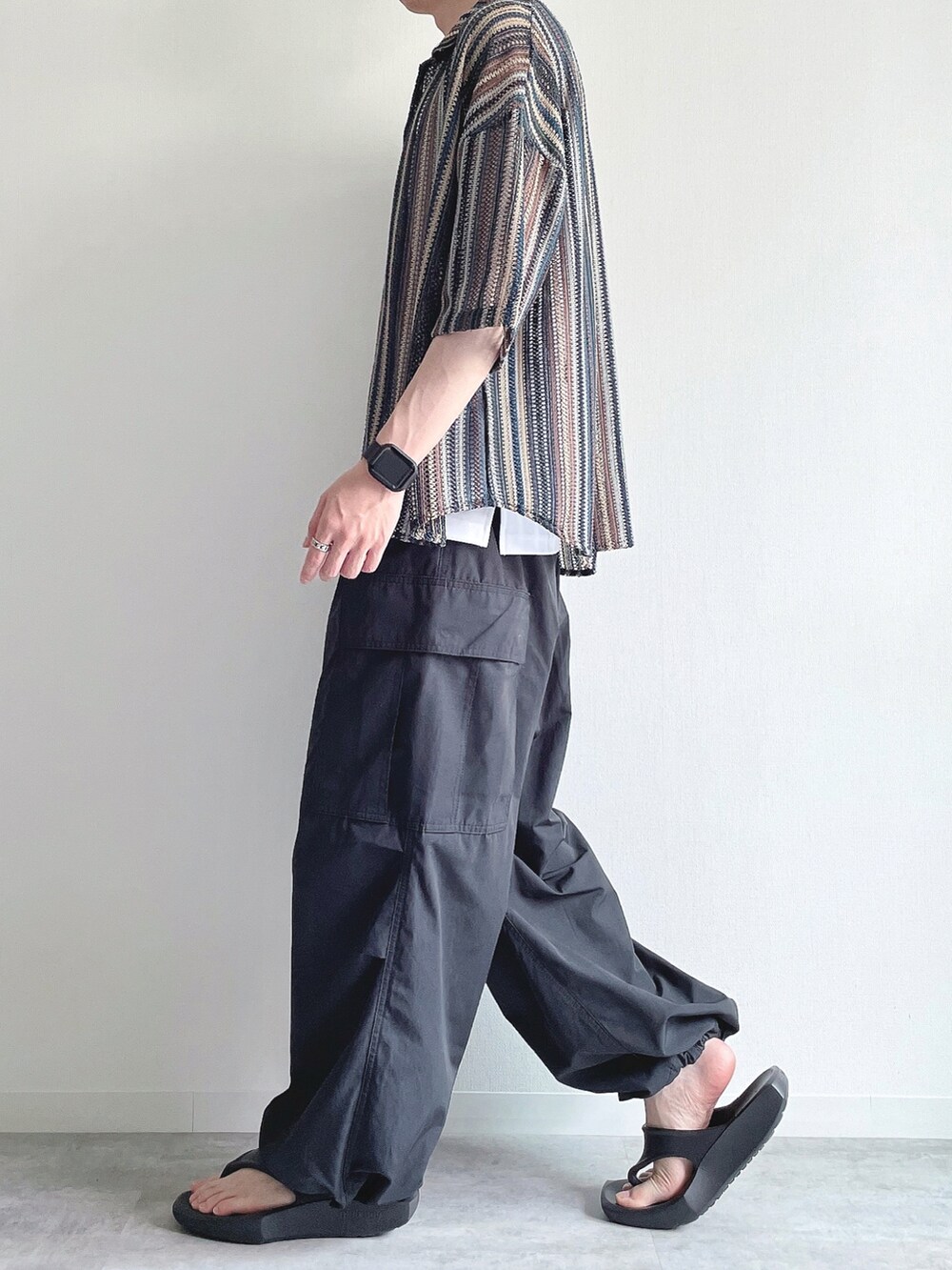 ブルー系のシャツ/ブラウス、ホワイト系のタンクトップ、ブラック系のカーゴパンツを着用したメンズの夏コーディネートの3枚目の写真