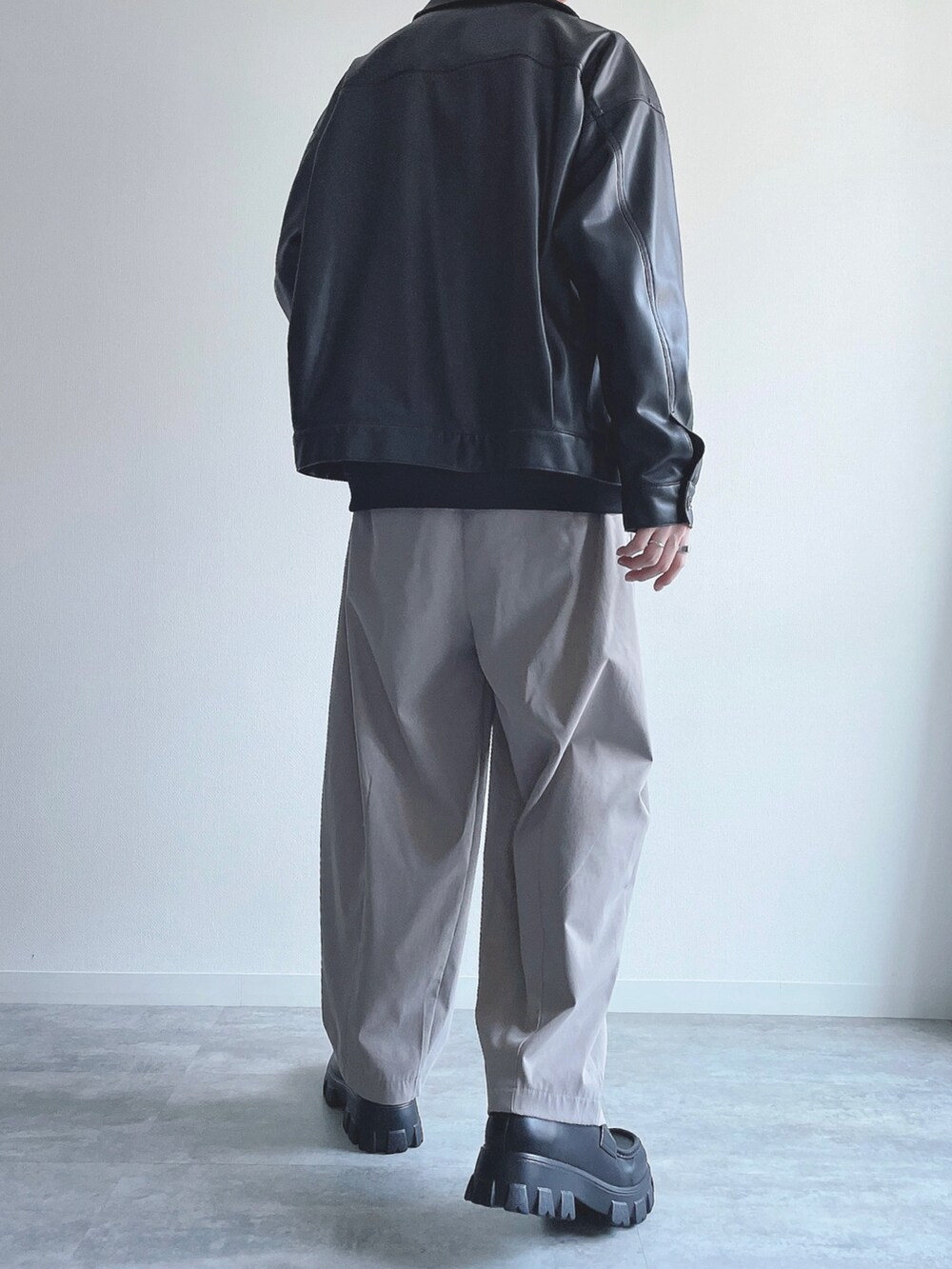 ブラック系のブルゾン、ブラック系のトップス、ベージュ系のその他パンツを着用したメンズの秋コーディネートの4枚目の写真