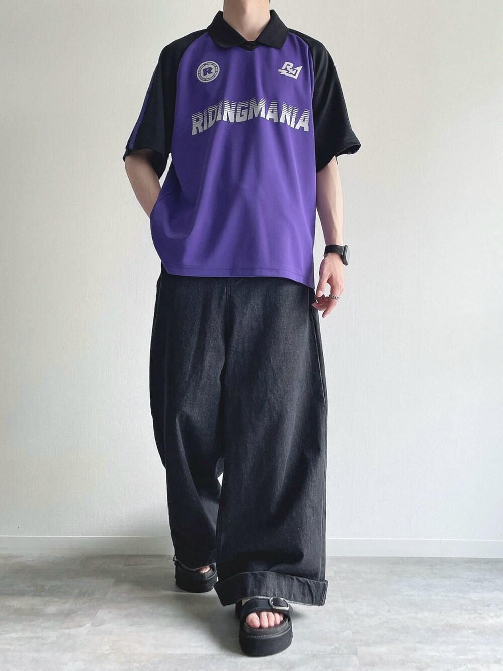 パープル系のTシャツ/カットソー、ブラック系のデニムパンツ、ブラック系のサンダルを着用したメンズの夏コーディネートの2枚目の写真