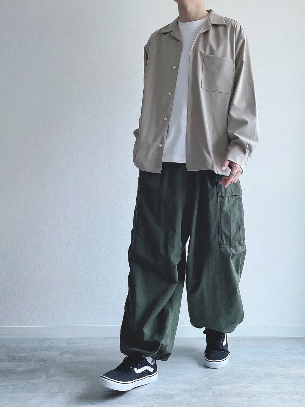 ベージュ系のトップス、ホワイト系のTシャツ/カットソー、グリーン系のカーゴパンツを着用したメンズの春コーディネートの5枚目の写真