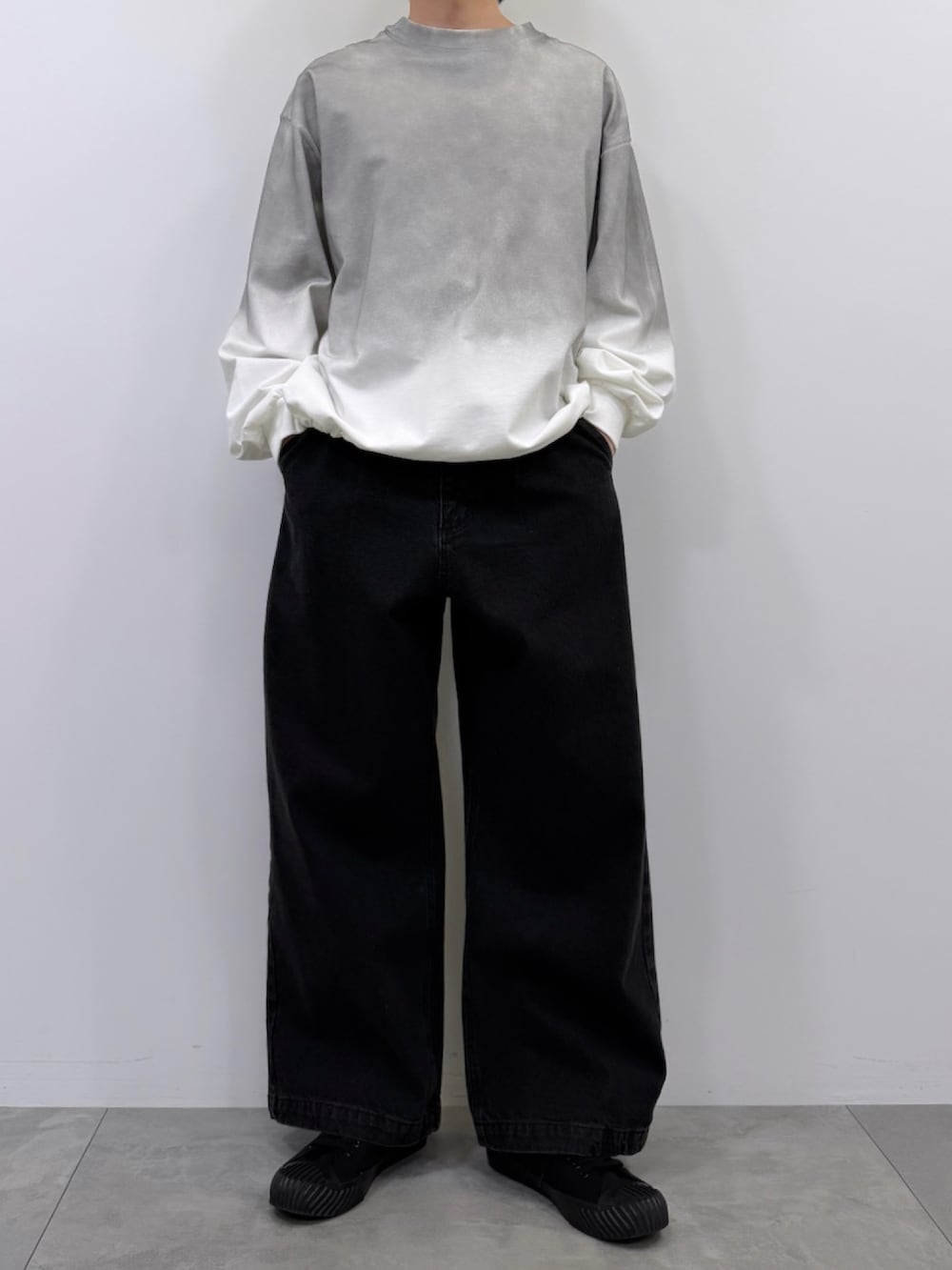 ホワイト系のTシャツ/カットソー、ブラック系のデニムパンツ、ホワイト系のTシャツ/カットソーを着用したメンズの春コーディネートの2枚目の写真