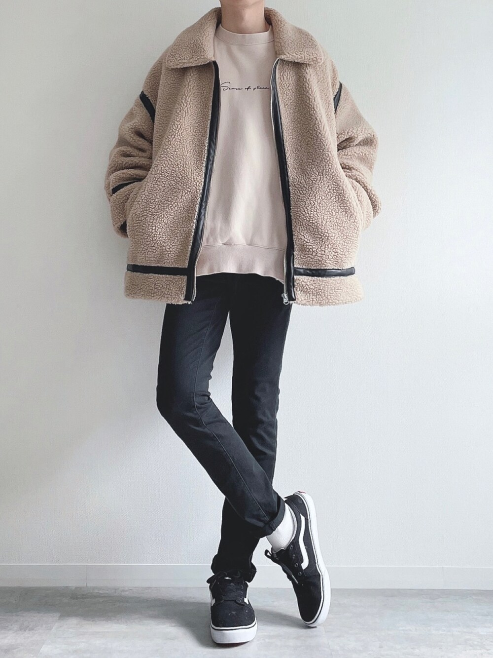 ベージュ系のジャケット/アウター、ベージュ系のスウェット、ブラック系のパンツを着用したメンズの冬コーディネートの2枚目の写真