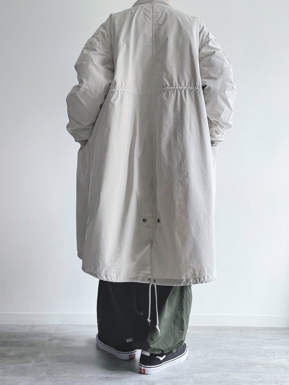 ホワイト系のその他アウター、グレー系のトップス、グリーン系のカーゴパンツを着用したメンズの春コーディネートの3枚目の写真