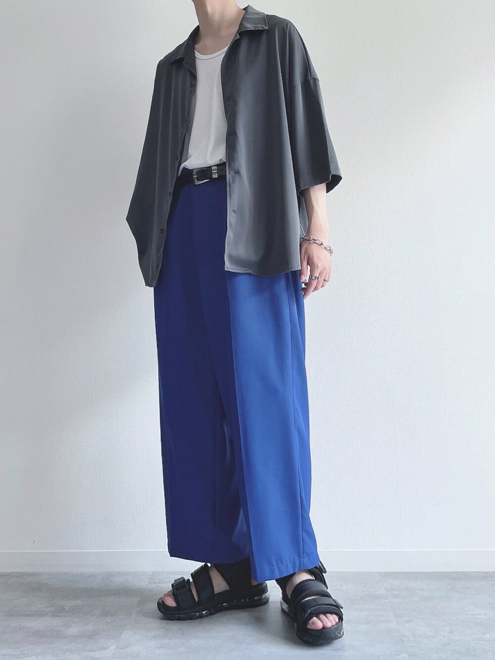 グレー系のシャツ/ブラウス、ホワイト系のタンクトップ、ブルー系のスラックスを着用したメンズの夏コーディネートの5枚目の写真