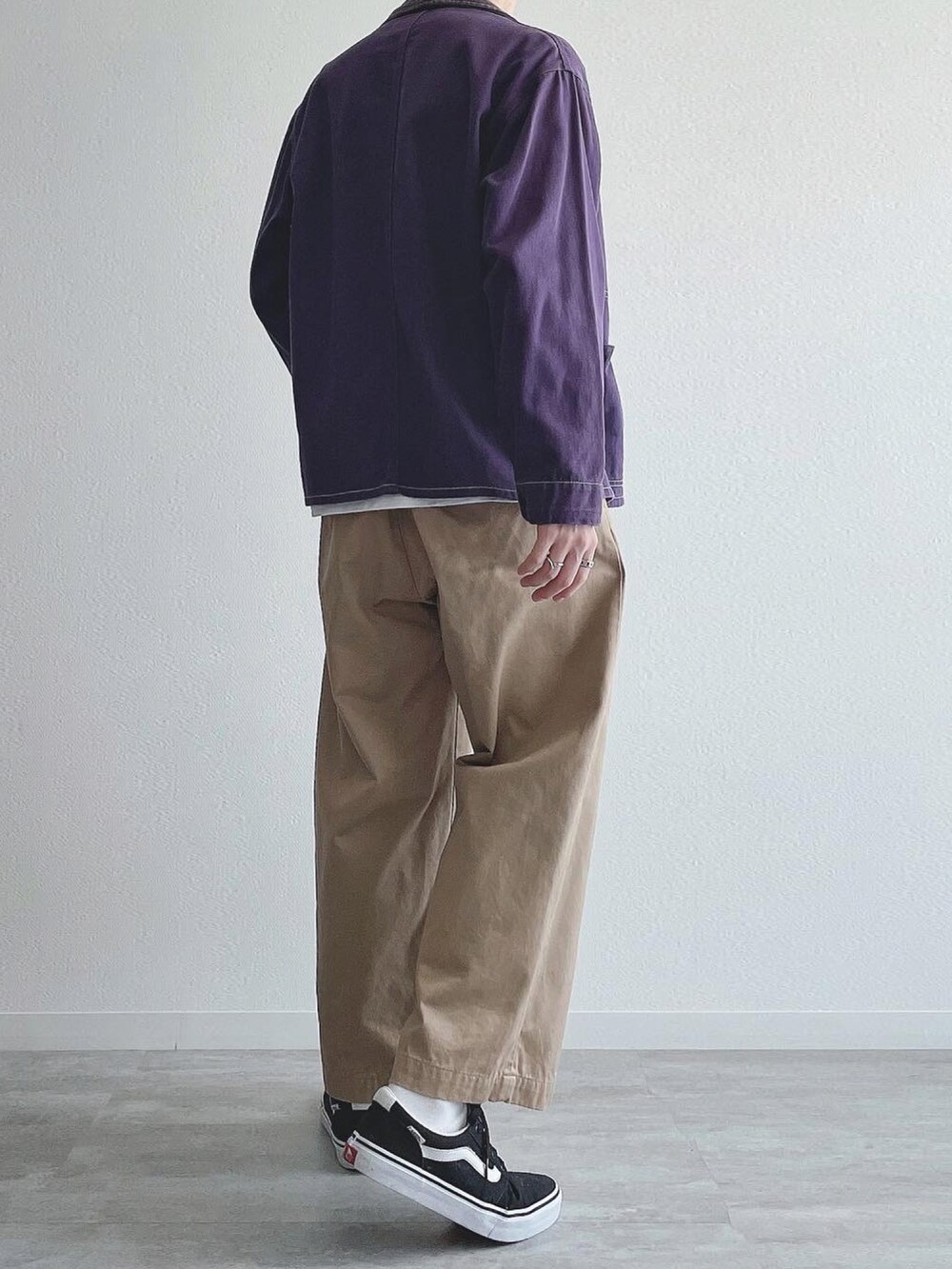 パープル系のカバーオール、ホワイト系のTシャツ/カットソー、ベージュ系のその他パンツを着用したメンズの秋コーディネートの3枚目の写真