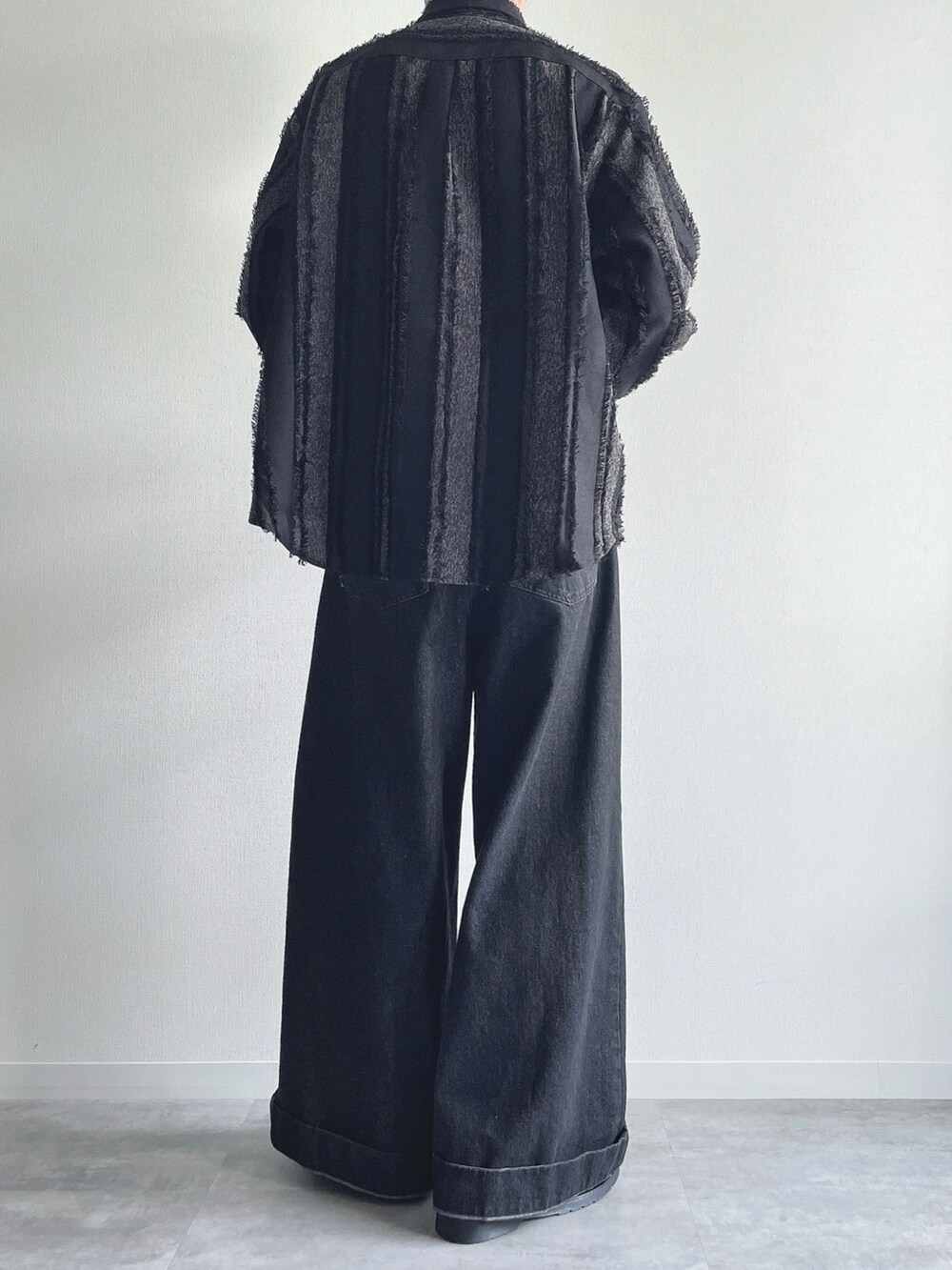 ブラック系のシャツ/ブラウス、ブラック系のデニムパンツ、ブラック系のシューズを着用したメンズの秋コーディネートの4枚目の写真