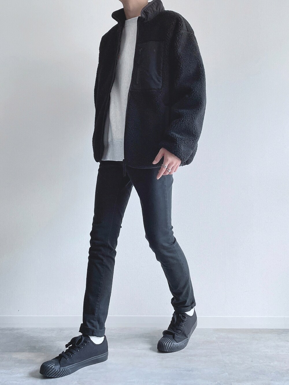 ブラック系のジャケット/アウター、グレー系のトップス、ブラック系のパンツを着用したメンズの冬コーディネートの4枚目の写真