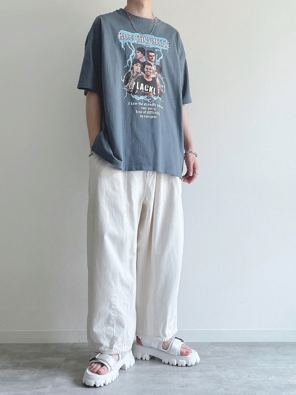 ブルー系のTシャツ/カットソー、ベージュ系のパンツ、ホワイト系のサンダルを着用したメンズの夏コーディネートの2枚目の写真