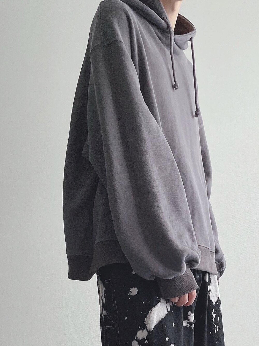 ブルー系のTシャツ/カットソー、ブラック系のその他パンツ、ブラック系のスニーカーを着用したメンズの秋コーディネートの4枚目の写真