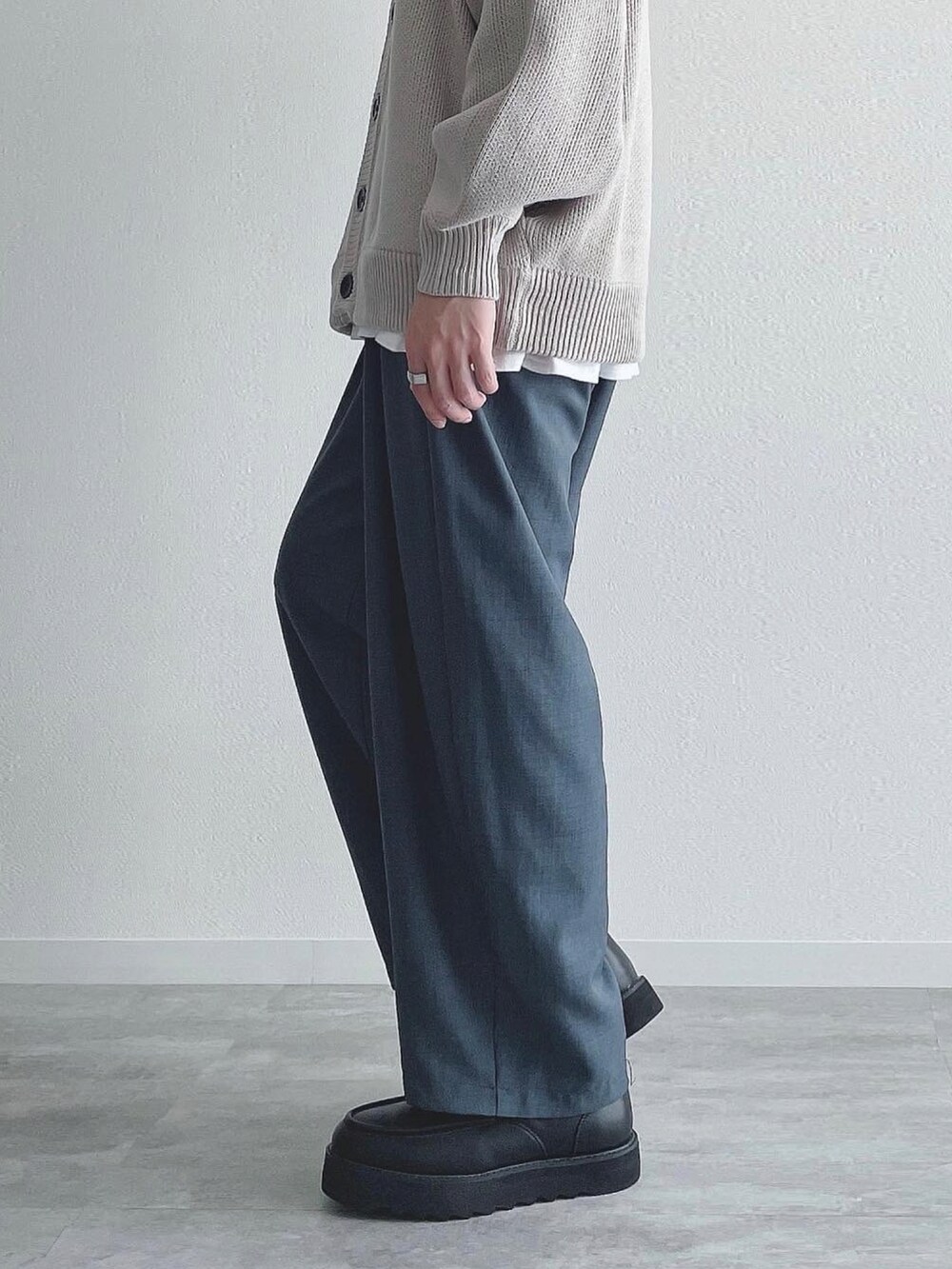 グレー系のカーディガン/ボレロ、ホワイト系のTシャツ/カットソー、ブルー系のスラックスを着用したメンズの秋コーディネートの4枚目の写真