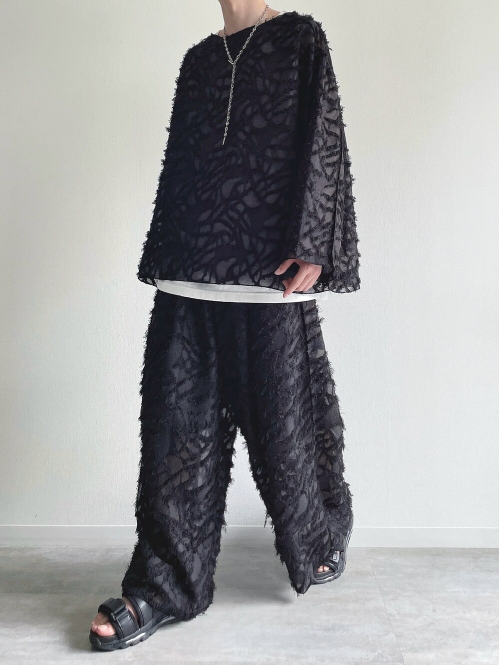 ブラック系のTシャツ/カットソー、ホワイト系のタンクトップ、ブラック系のその他パンツを着用したメンズの秋コーディネートの5枚目の写真