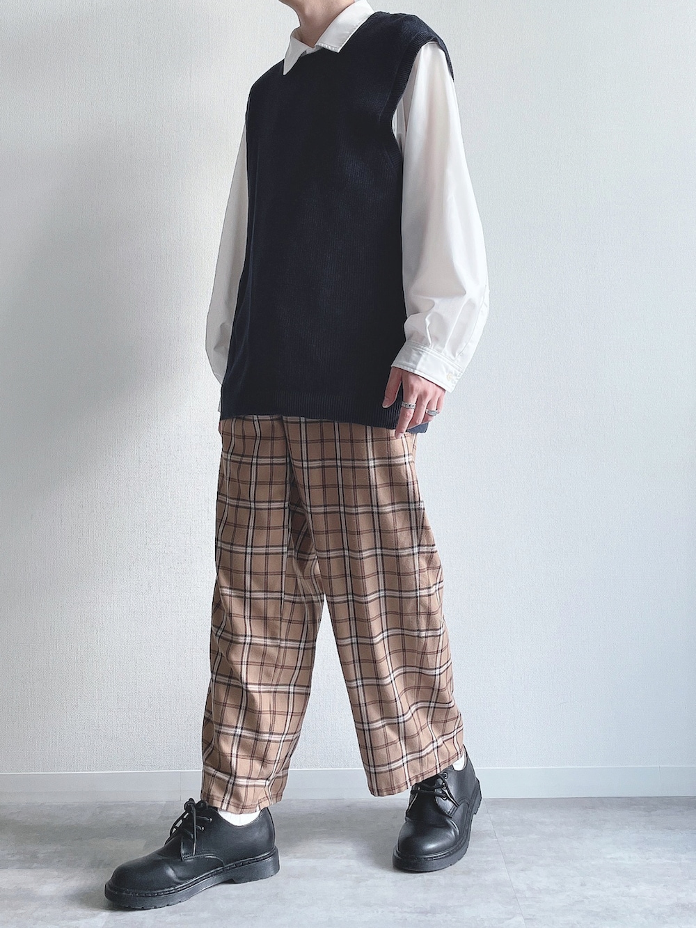 ホワイト系のシャツ/ブラウス、ベージュ系のその他パンツ、ブラック系のドレスシューズを着用したメンズの秋コーディネートの5枚目の写真