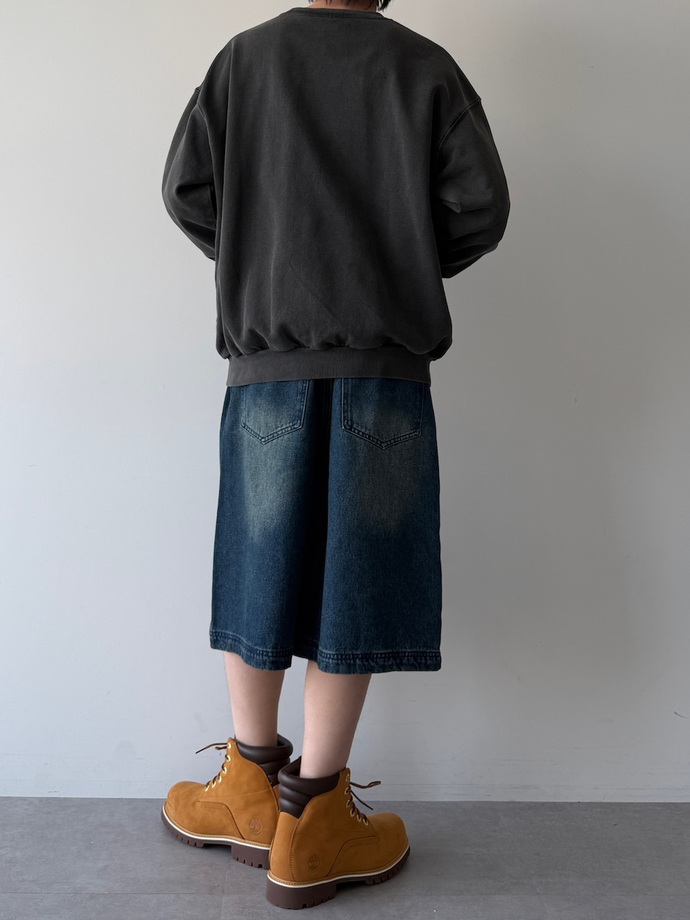 ブラック系のスウェット、ブルー系のその他パンツ、ブラウン系のブーツを着用したメンズの春コーディネートの4枚目の写真