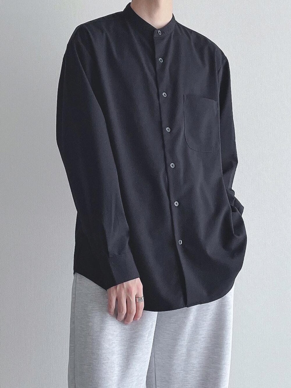 ブラック系のトップス、グレー系のスウェットパンツ、ブラック系のドレスシューズを着用したメンズの秋コーディネートの4枚目の写真