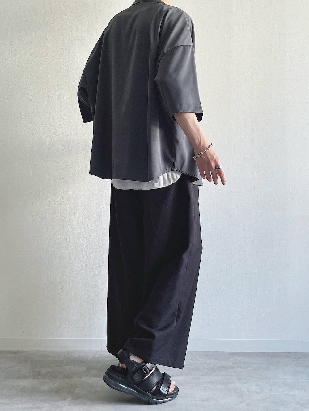 グレー系のシャツ/ブラウス、ホワイト系のタンクトップ、ブラック系のスラックスを着用したメンズの夏コーディネートの4枚目の写真