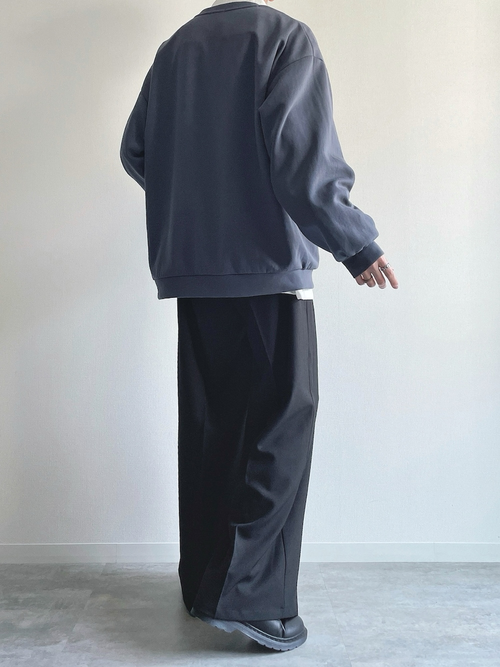 ブルー系のトップス、ホワイト系のシャツ/ブラウス、ブラック系のスラックスを着用したメンズの冬コーディネートの4枚目の写真