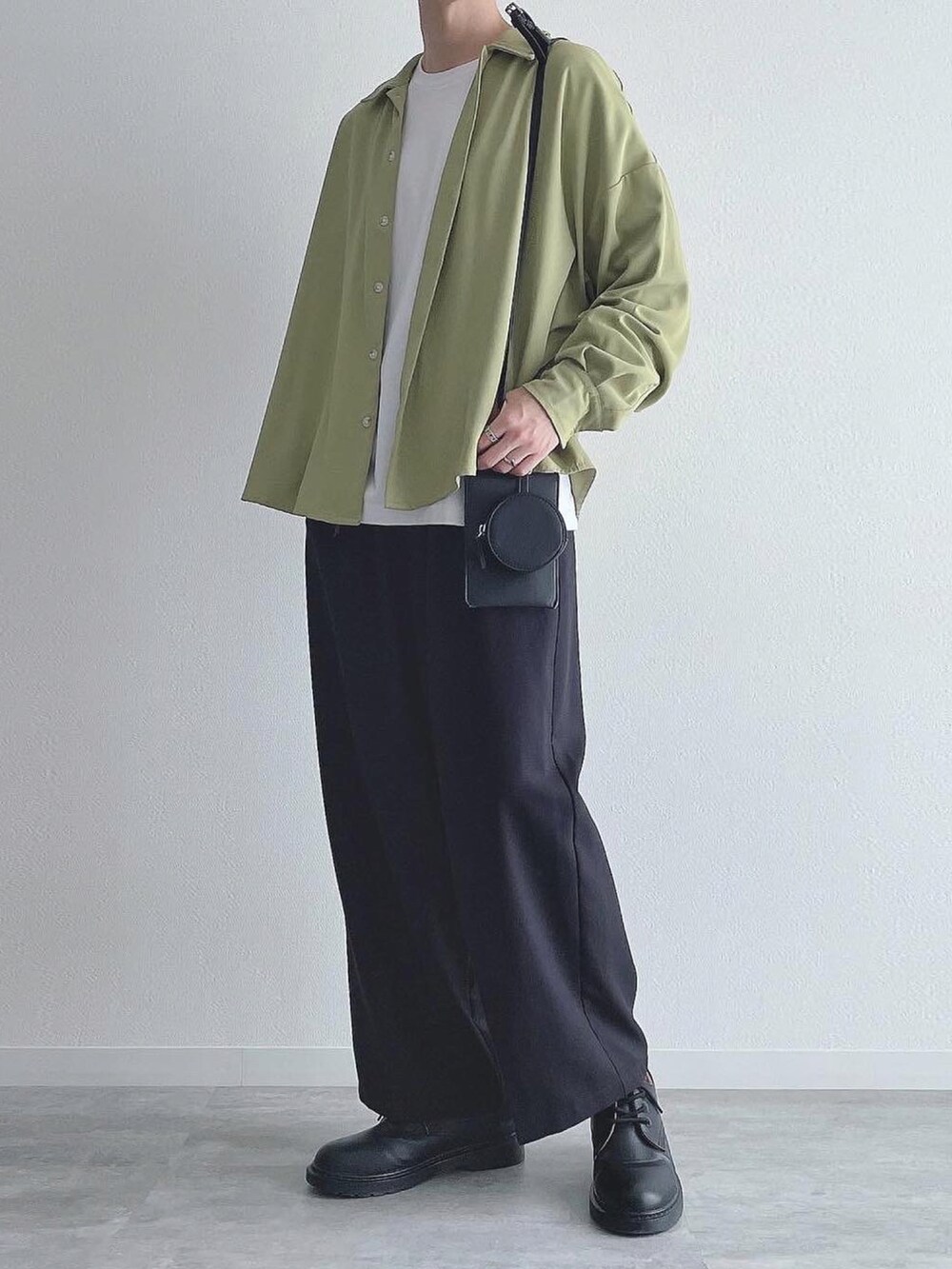 グリーン系のシャツ/ブラウス、ホワイト系のTシャツ/カットソー、ブラック系のスラックスを着用したメンズの秋コーディネートの2枚目の写真