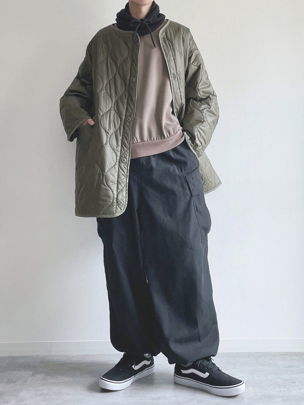 グリーン系のノーカラージャケット、ブラウン系のスウェット、ブラック系のその他パンツを着用したメンズの冬コーディネートの5枚目の写真