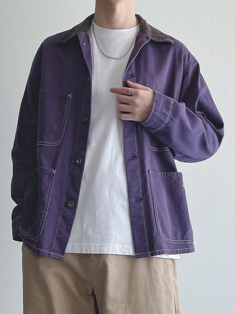 パープル系のカバーオール、ホワイト系のTシャツ/カットソー、ベージュ系のその他パンツを着用したメンズの秋コーディネートの4枚目の写真