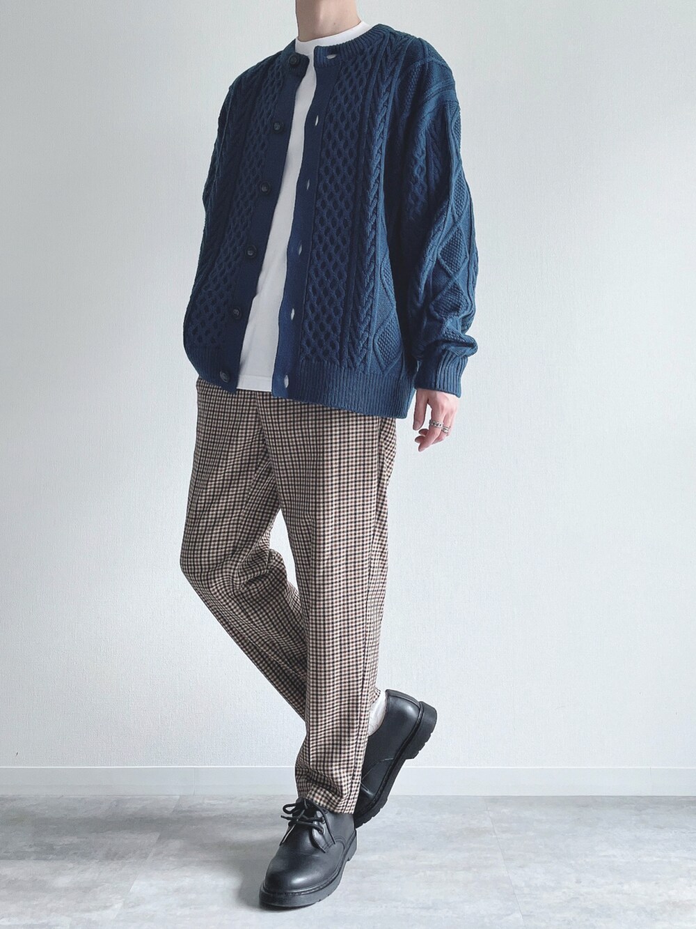 ブルー系のトップス、ホワイト系のTシャツ/カットソー、ブラウン系のスラックスを着用したメンズの冬コーディネートの3枚目の写真