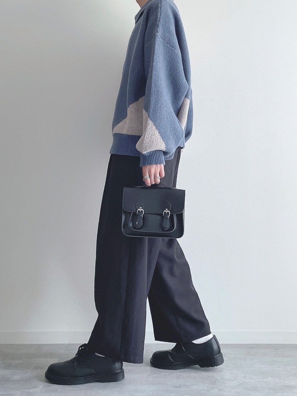 ブルー系のカーディガン/ボレロ、ブラック系のスラックス、ブラック系のドレスシューズを着用したメンズの秋コーディネートの2枚目の写真