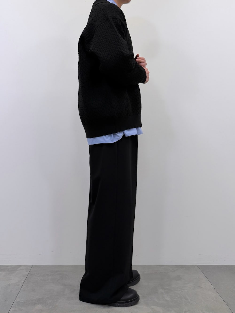 ブラック系のカーディガン/ボレロ、ブルー系のシャツ/ブラウス、ブラック系のスラックスを着用したメンズの春コーディネートの3枚目の写真