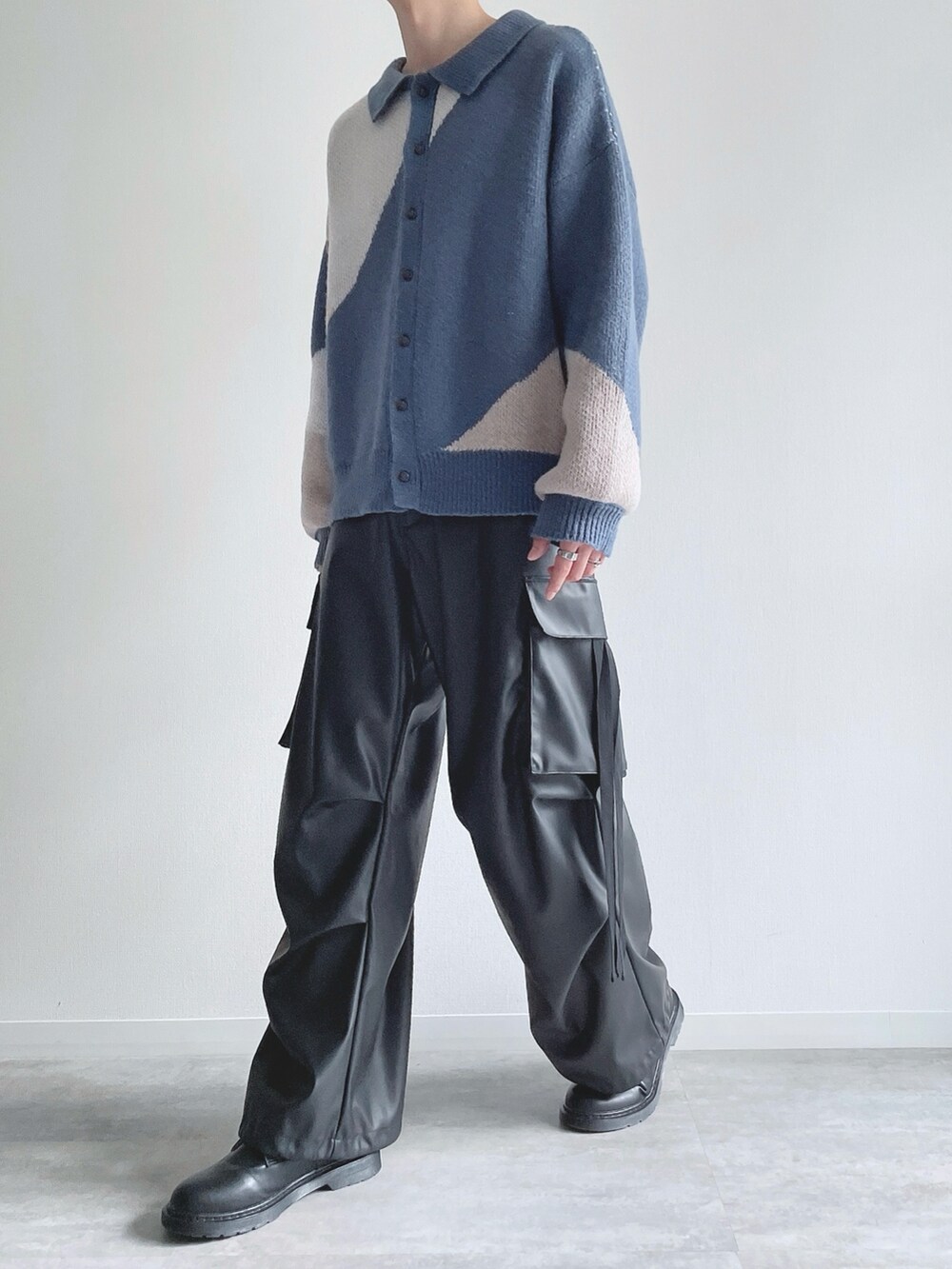 ブルー系のカーディガン/ボレロ、ブラック系のカーゴパンツ、ブラック系のシューズを着用したメンズの冬コーディネートの5枚目の写真