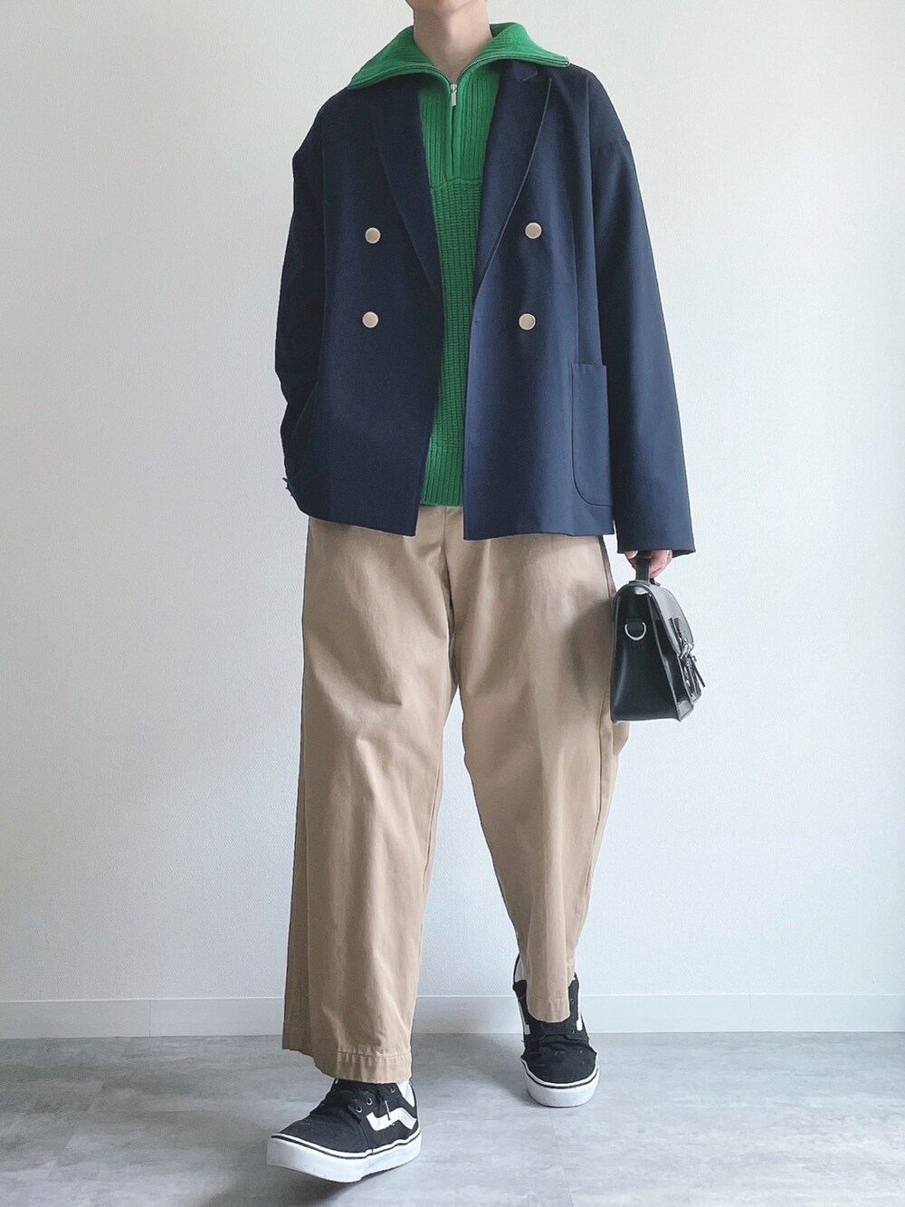ブルー系のテーラードジャケット、グリーン系のトップス、ベージュ系のその他パンツを着用したメンズの冬コーディネートの5枚目の写真