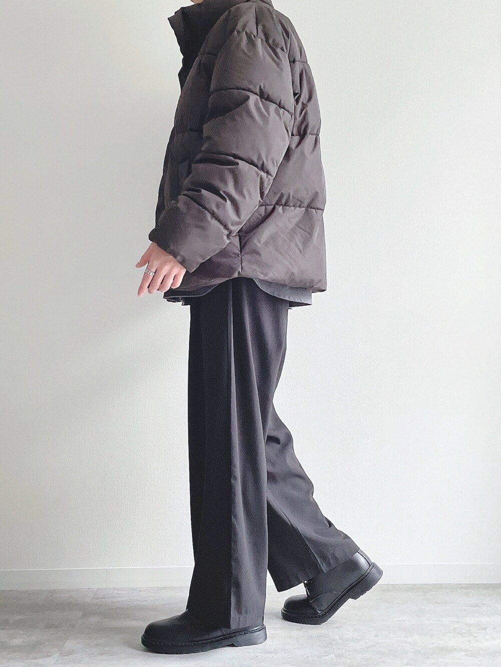 ブラック系のダウンジャケット/コート、ブラック系のトップス、ブラック系のスラックスを着用したメンズの冬コーディネートの2枚目の写真