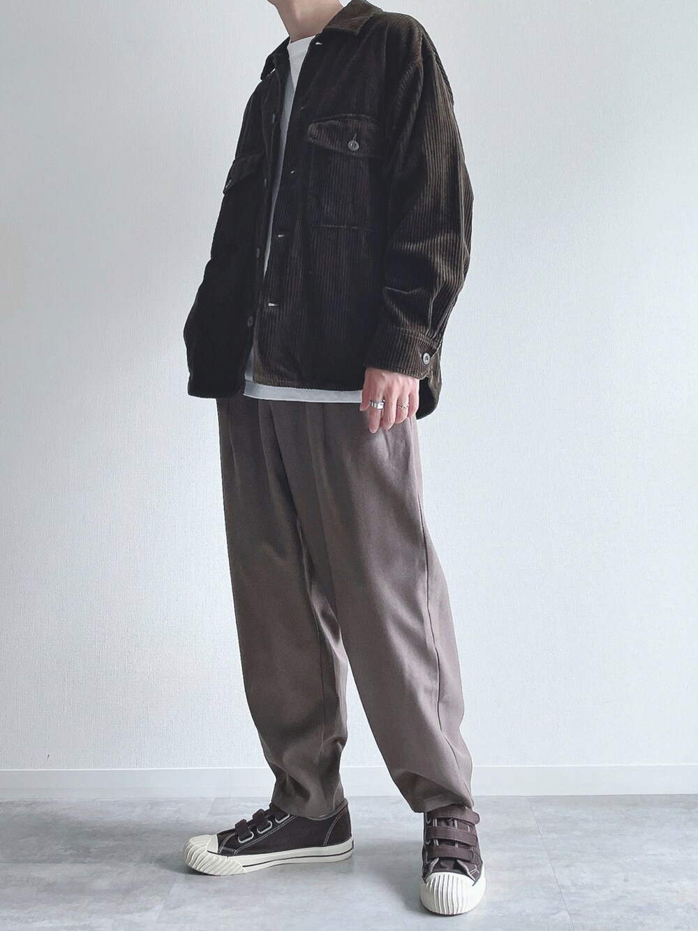 グリーン系のトップス、ホワイト系のTシャツ/カットソー、グリーン系のパンツを着用したメンズの秋コーディネートの5枚目の写真