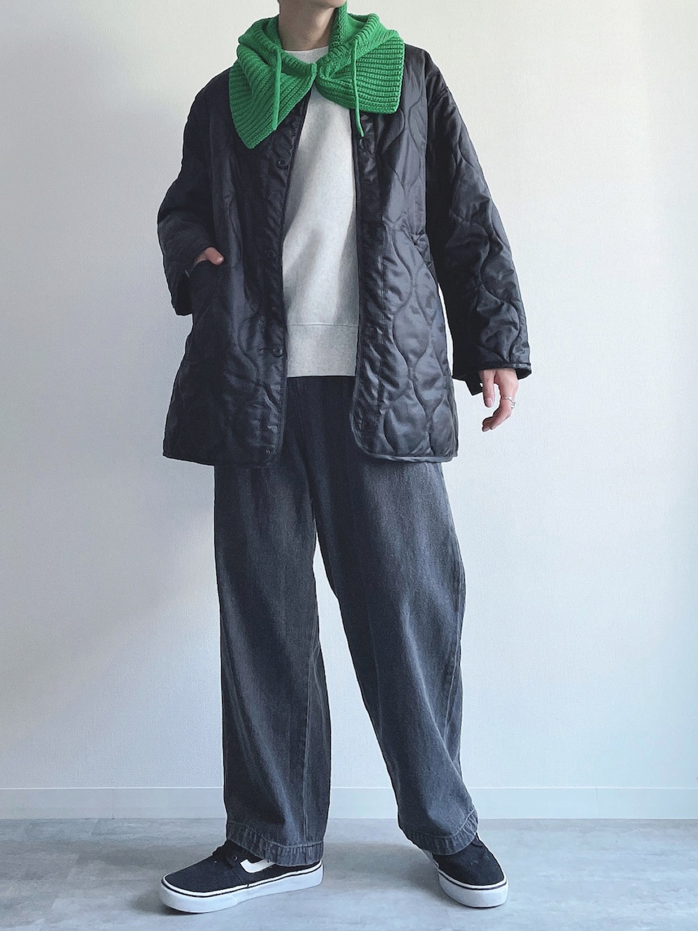 ブラック系のモッズコート、グレー系のトップス、ブラック系のデニムパンツを着用したメンズの冬コーディネートの4枚目の写真