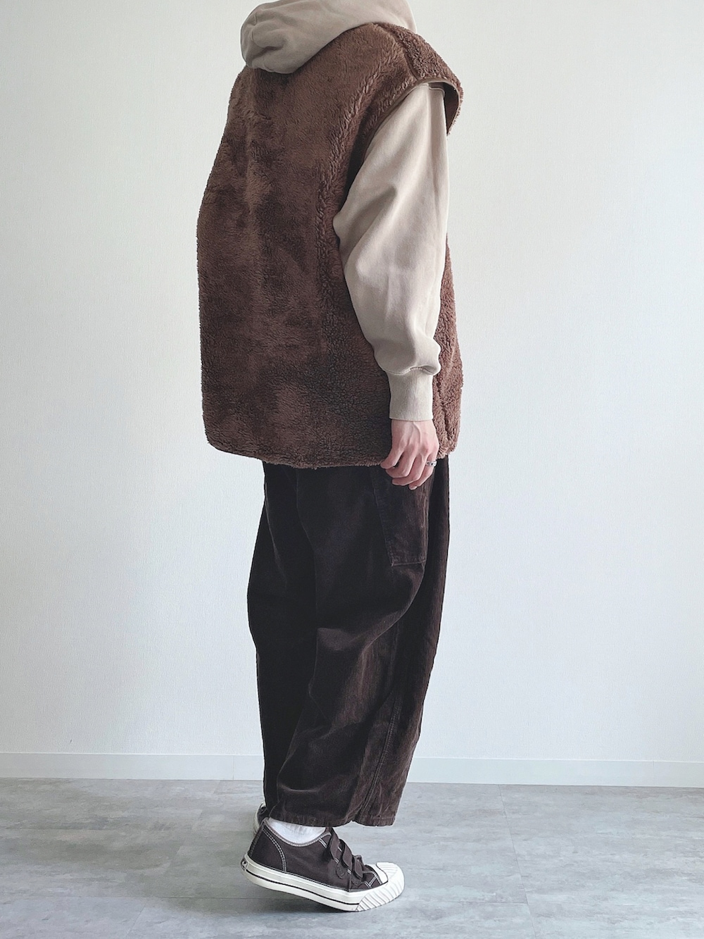 ブラウン系のベスト、ベージュ系のトップス、ブラウン系のその他パンツを着用したメンズの冬コーディネートの3枚目の写真