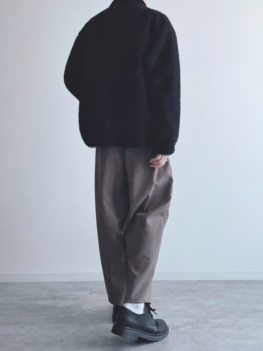 ブラック系のジャケット/アウター、ホワイト系のトップス、グリーン系のパンツを着用したメンズの秋コーディネートの3枚目の写真