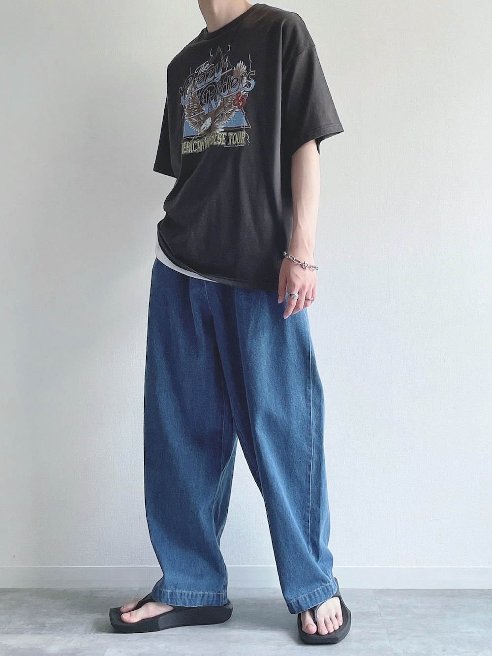 ブラック系のTシャツ/カットソー、ホワイト系のタンクトップ、ブルー系のデニムパンツを着用したメンズの夏コーディネートの2枚目の写真